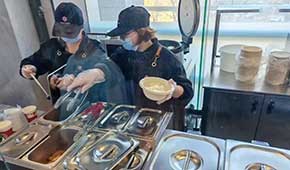 庫迪賣盒飯、檸季賣烤腸…茶飲店開辟副業(yè)，凍品小吃大有機(jī)會(huì)